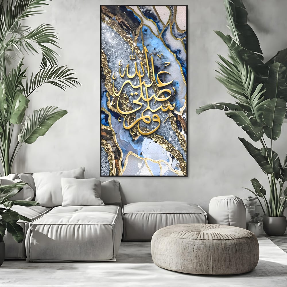 Tablou canvas cu tablou canvas cu litere arabe si efect de geoda, in rama de aluminiu negru, pe perete intr-un living